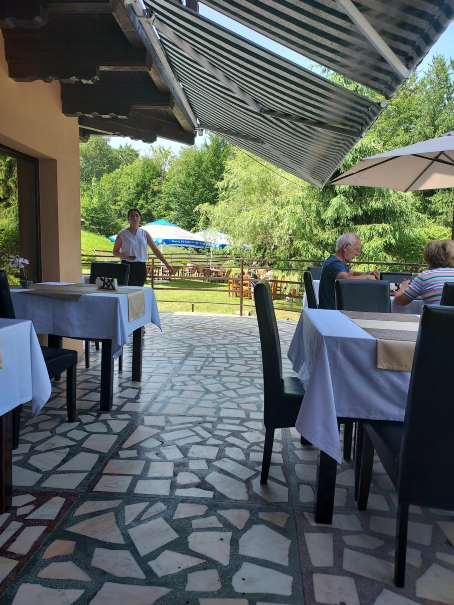 Pensiunea La Taverna Traisteni Luaran gambar