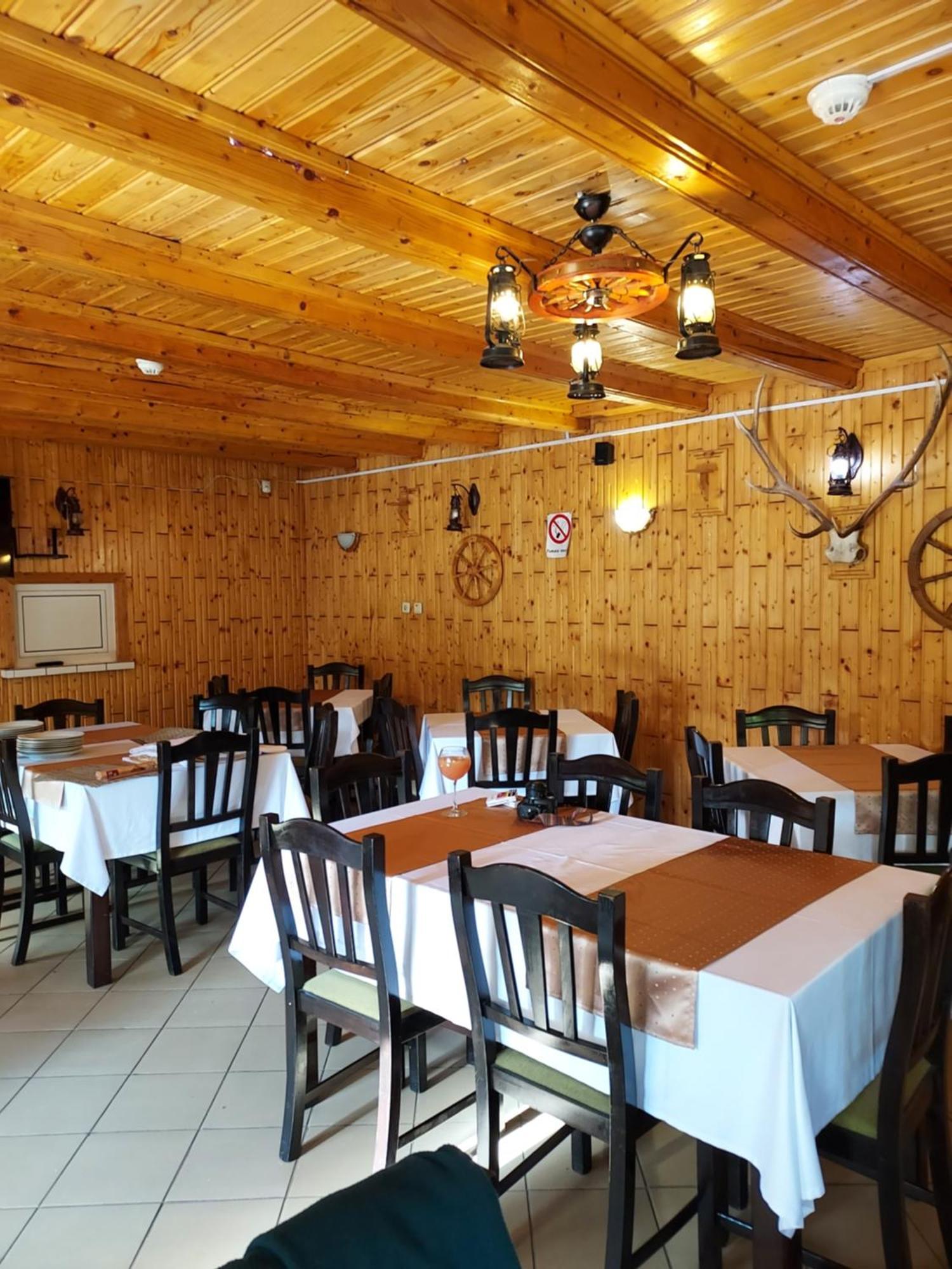Pensiunea La Taverna Traisteni Luaran gambar