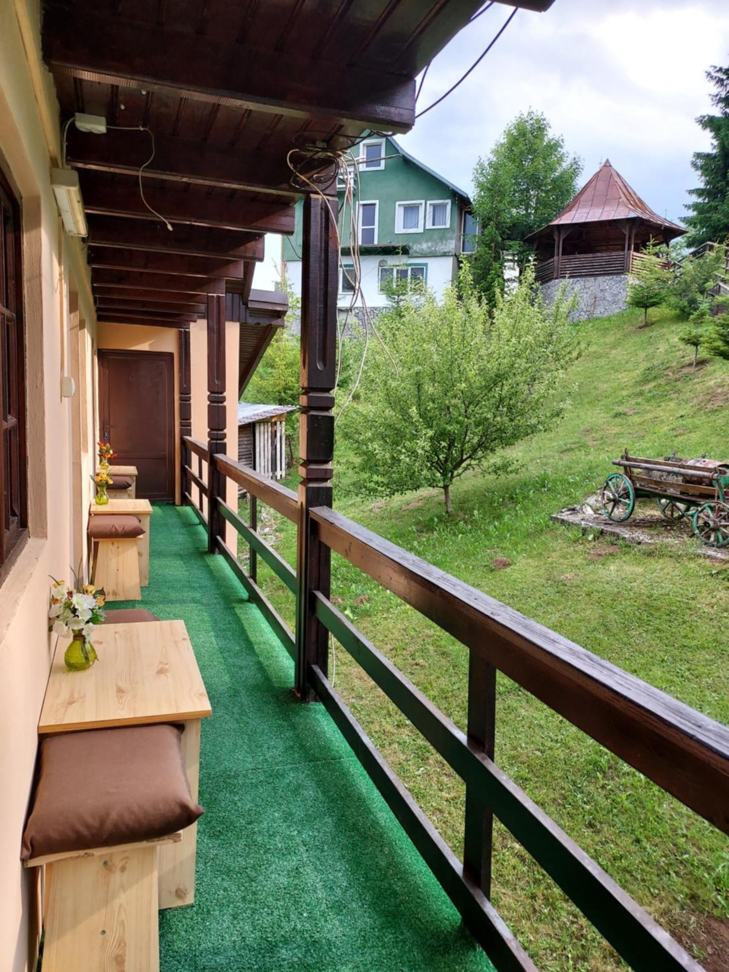 Pensiunea La Taverna Traisteni Luaran gambar