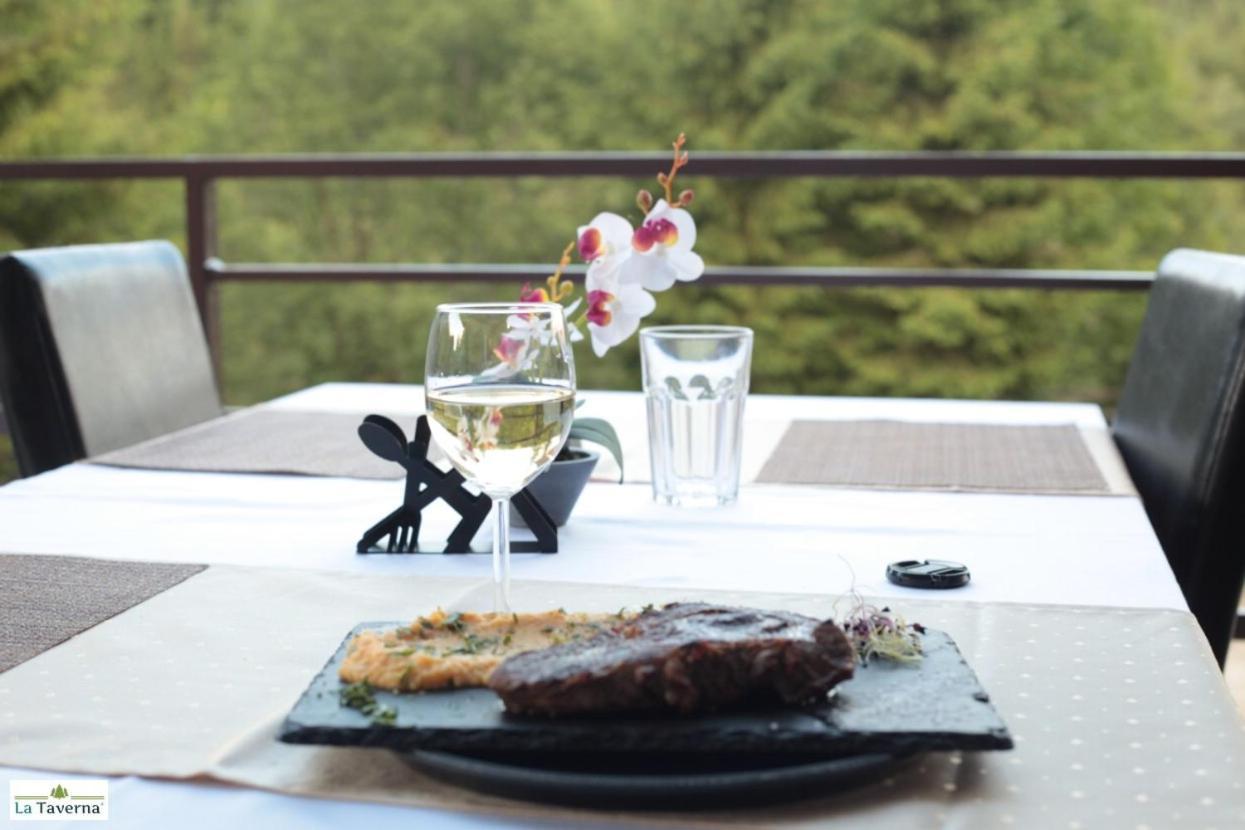 Pensiunea La Taverna Traisteni Luaran gambar