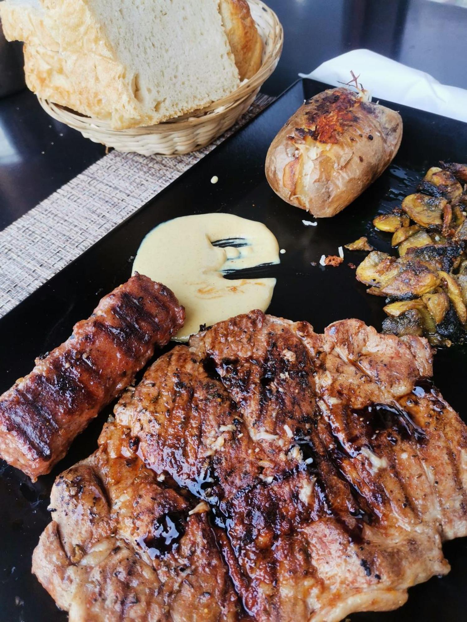Pensiunea La Taverna Traisteni Luaran gambar