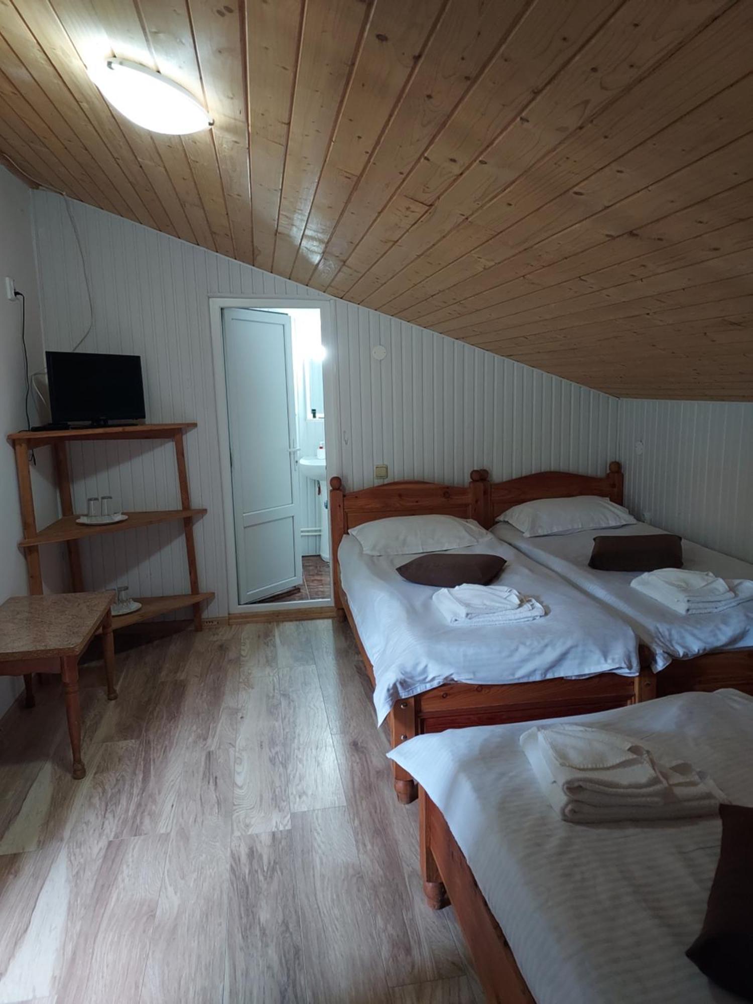 Pensiunea La Taverna Traisteni Luaran gambar