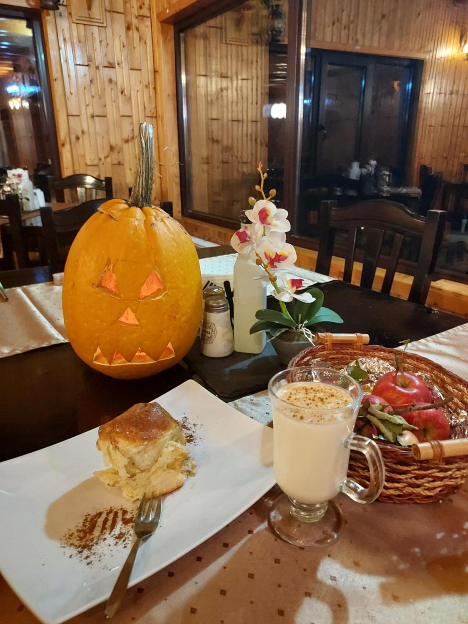 Pensiunea La Taverna Traisteni Luaran gambar