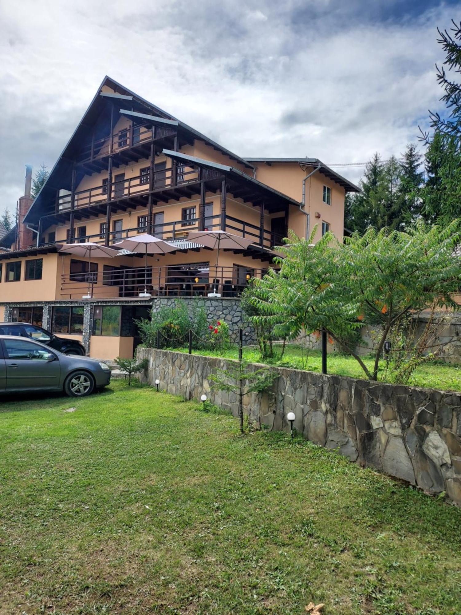 Pensiunea La Taverna Traisteni Luaran gambar