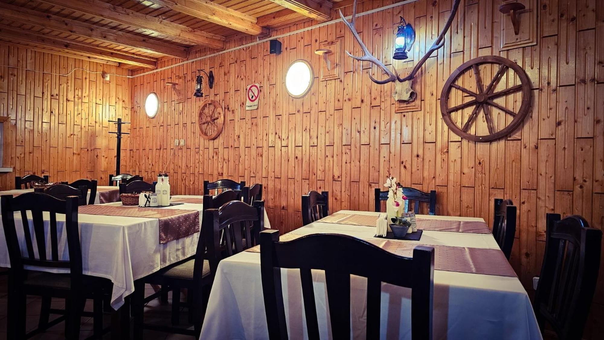 Pensiunea La Taverna Traisteni Luaran gambar