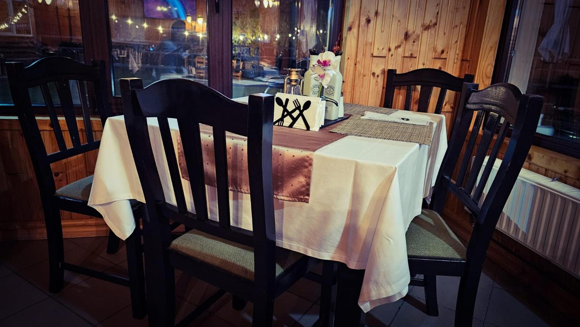 Pensiunea La Taverna Traisteni Luaran gambar