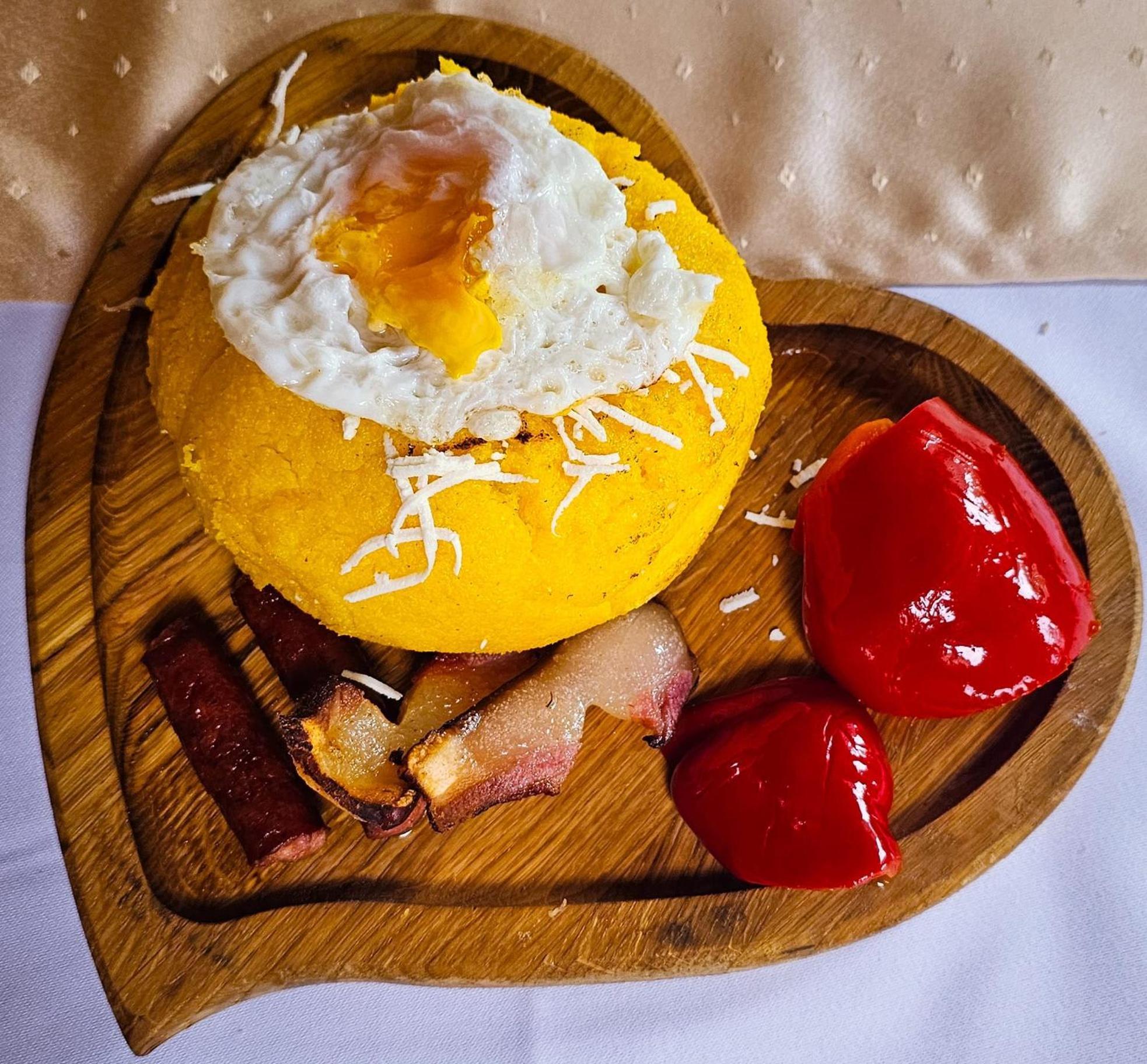Pensiunea La Taverna Traisteni Luaran gambar