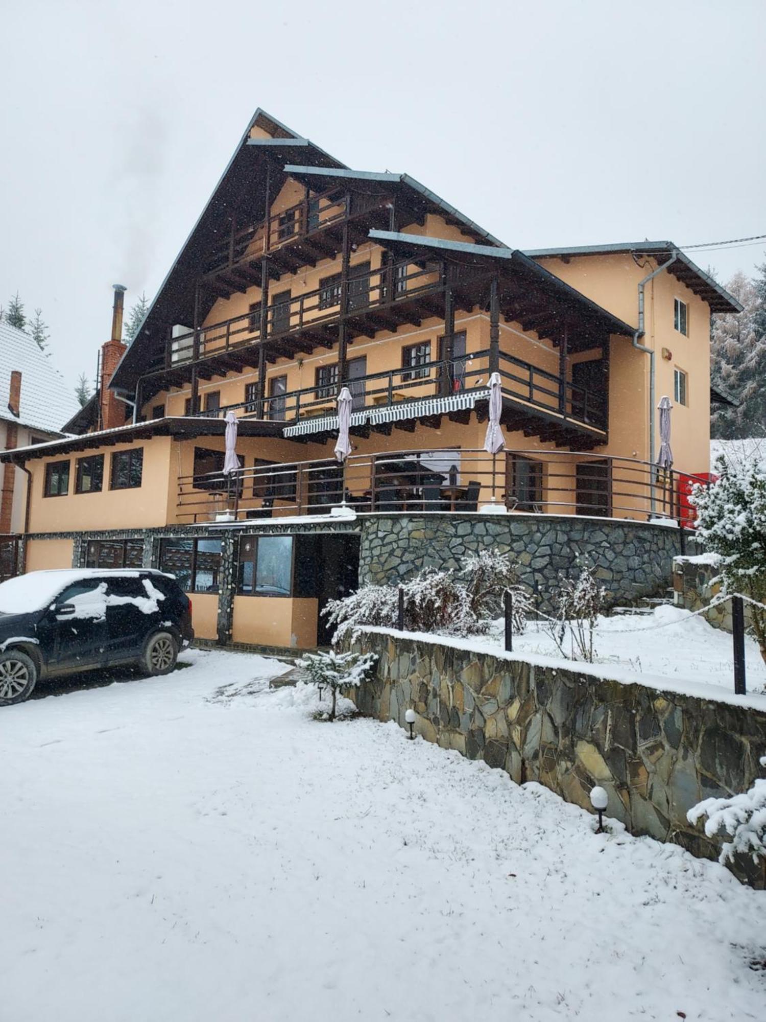 Pensiunea La Taverna Traisteni Luaran gambar