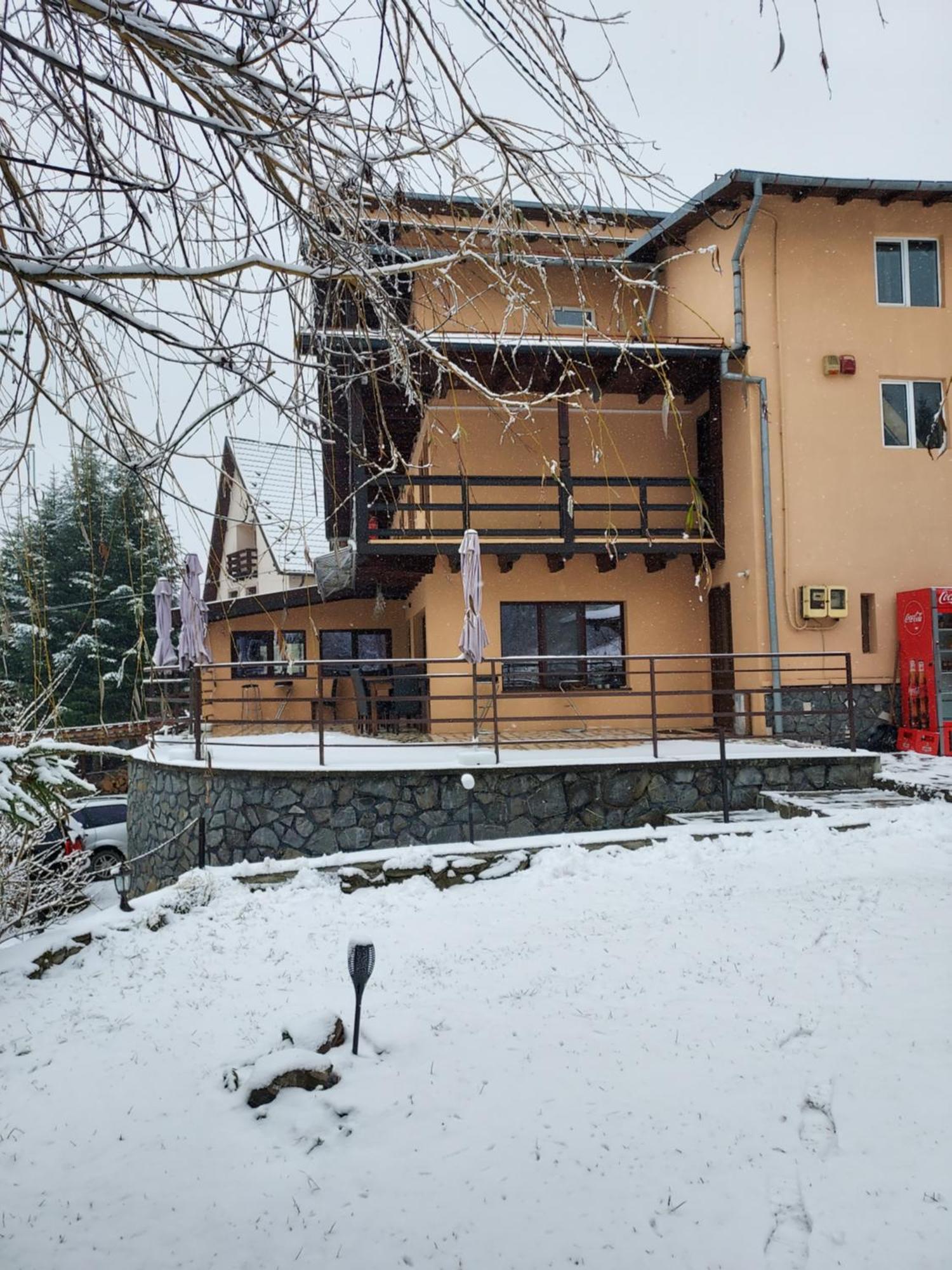 Pensiunea La Taverna Traisteni Luaran gambar